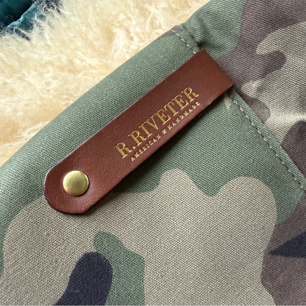 R.Riveter Otto Carry All Canvas Tote Camo w/ Leather Trim - Picture 4 of 7